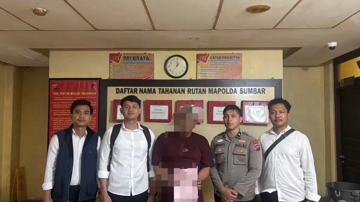 Polda Sumbar menangkap mantan pimpinan BPR JKT Cabang Padang yang buron kasus korupsi perbankan senilai Rp2,1 miliar.