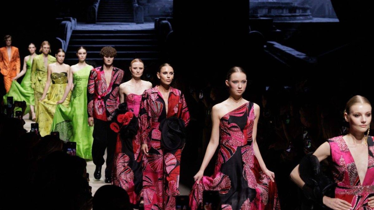Model berjalan di runway Moscow Fashion Week menampilkan koleksi busana desainer internasional dengan sentuhan modern.