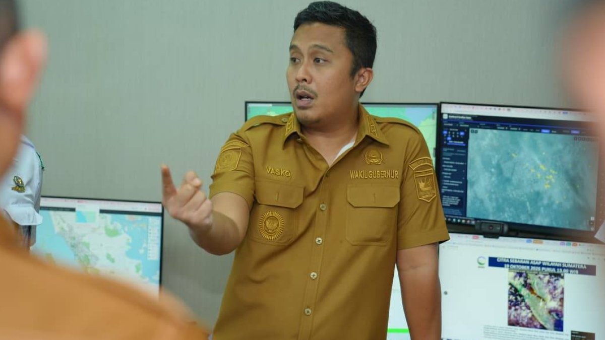 Wagub Sumbar Vasko Ruseimy meninjau Stasiun Meteorologi Minangkabau terkait antisipasi darurat kabut asap kiriman.