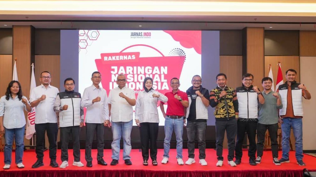 Wamenaker Afriansyah Noor memberikan arahan dalam Rapat Kerja Nasional JARNAS.INDO terkait pembangunan ketenagakerjaan.