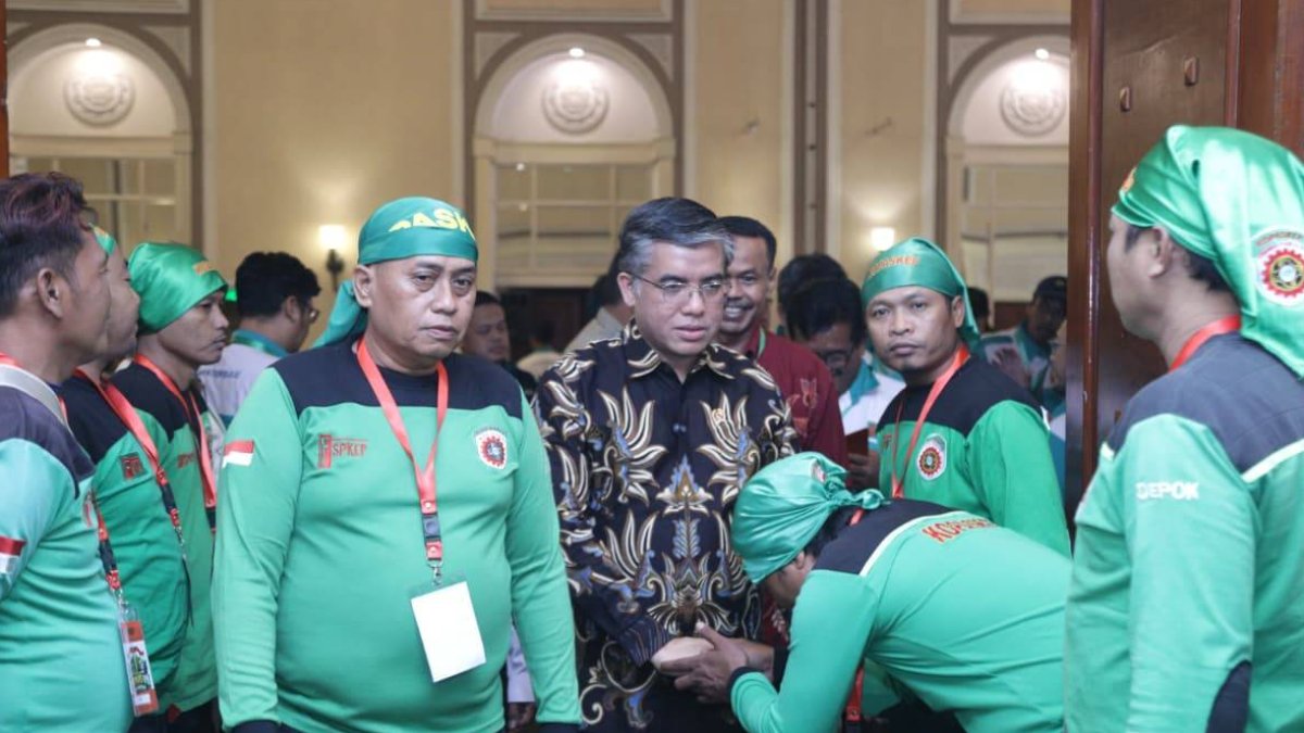 Menaker Yassierli memberikan sambutan dalam Munas VII FSP KEP terkait implementasi UU Ketenagakerjaan baru di Jakarta.