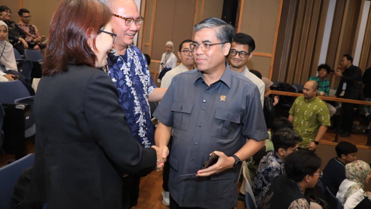 Menaker Yassierli meninjau karya inovasi mahasiswa di acara Grand Final Pitch dan Prototype Showcase GenoHack 2026 di ITB.