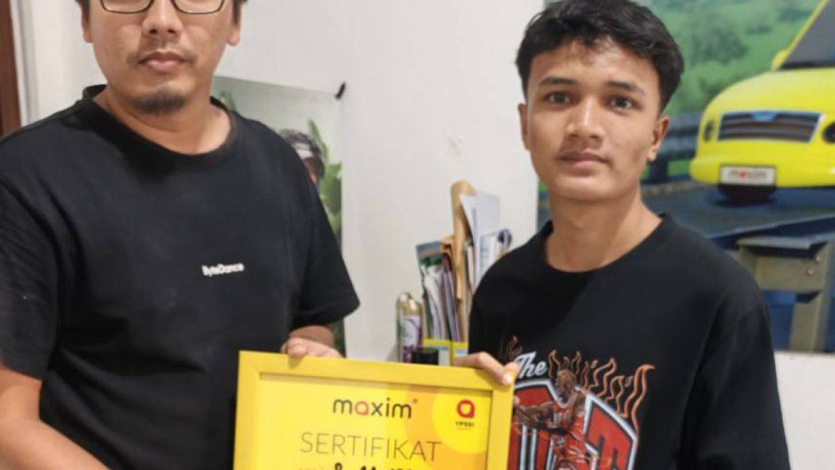 Perwakilan Maxim Padang memberikan santunan biaya pengobatan kepada penumpang korban kecelakaan lalu lintas.